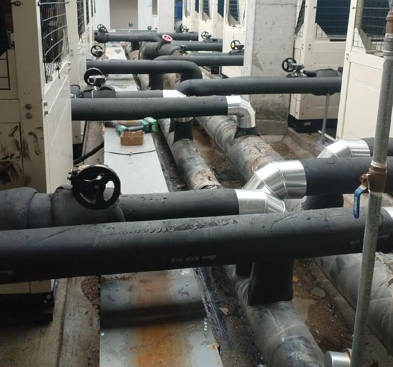 8d6ecf00-7a95-495f-bd9b-acd593e330f8_Industrial thermal insulation pipeline system with air conditioning units for chemical factory workshop.jpg